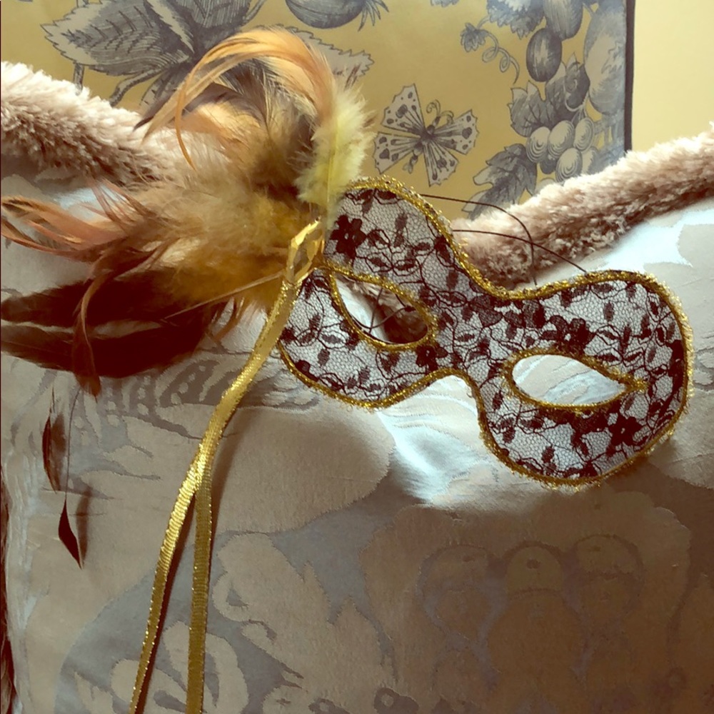 🧡🖤Madi Gras! Black Lace and Gold Madi Gras Mask🖤🧡